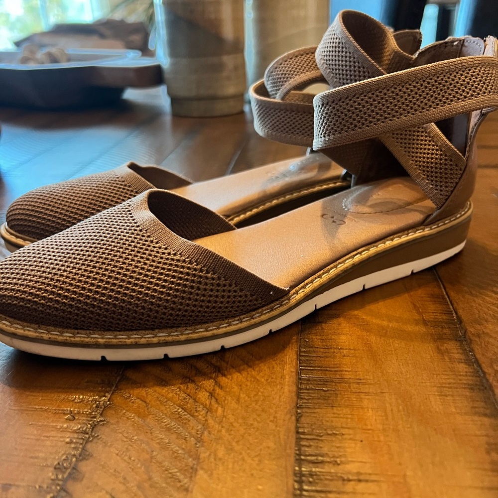 Kelly & Katie Women's Laurna Wedge Sandal Beige size 9 - Picture 2 of 5